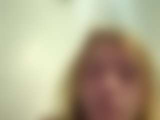 Live cam show with evaspearoshane - Bedroom on Mixed Magazine Live