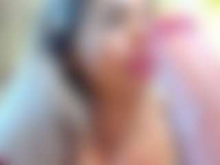 Live cam show with Bella-Posh - Kisses on Dolls Live