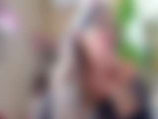 Live cam show with Bella-Posh - Kisses on galaxygirlnitro.com