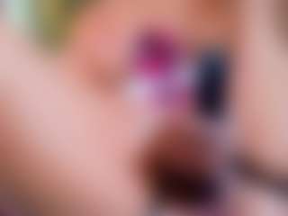 Live cam show with Bella-Posh - Kisses on Gym Cam Girls
