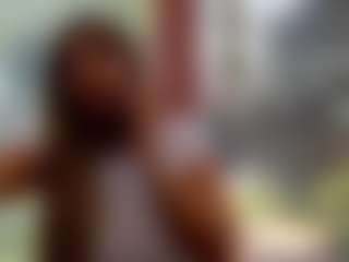 Live cam show with Bella-Posh - Kisses on TeamSkeetLive