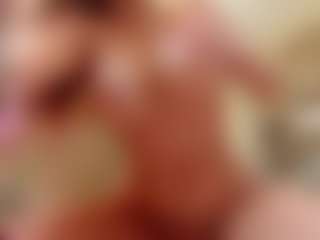 Live cam show with Bella-Posh - Kisses on CamClone
