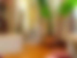 Live cam show with Bella-Posh - Kisses on SmokeAndPoke