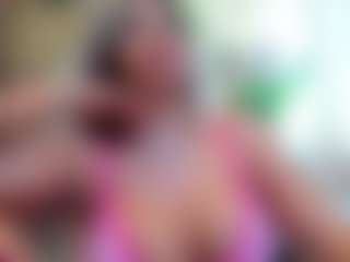 Live cam show with Bella-Posh - Kisses on Milf Play