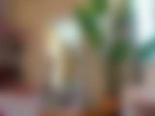 Live cam show with Bella-Posh - Kisses on madthumbs