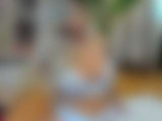 Live cam show with Bella-Posh - Kisses on CamwithHer
