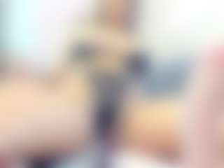 Live cam show with Bella-Posh - Kisses on CamwithHer