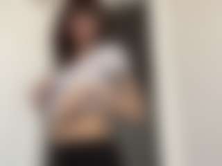 Live cam show with Thea - Belly on friskycurves.com
