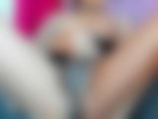 Live cam show with ZoeeMorettii - Bald on StripNow