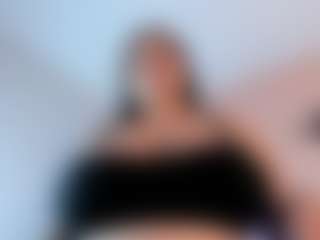 Live cam show with Karolinee - Curly on crypto-cams