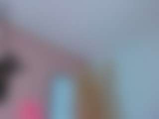 Live cam show with Karolinee - Average on Camming Site