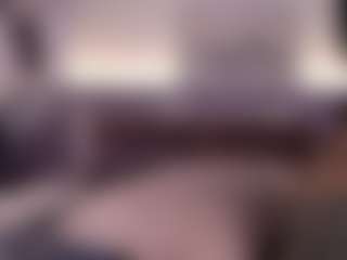 Live cam show with Coco D'Amore - Skinny on AdultVida.com