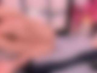 Live cam show with hannacollins01 - Green Eyes on Mixed Magazine Live
