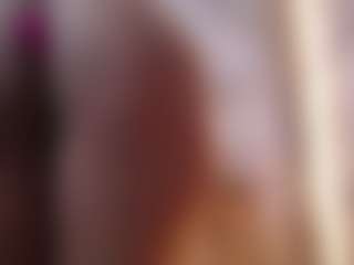 Alice MILF webcam performer live streaming