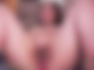 Live cam show with LauRoberts - Cute on StripNow