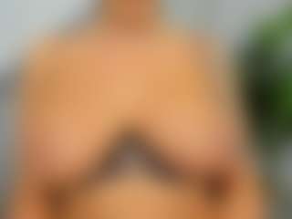 Live cam show with RanyaEvy - Flashing on Dolls Live
