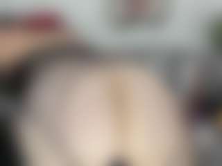 Live cam show with esmeralda-milf - Striptease on xDating