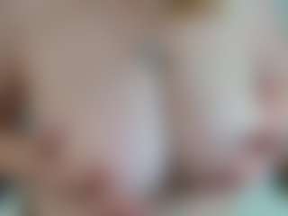 Live cam show with EmmaEllison - Granny on Camsoda