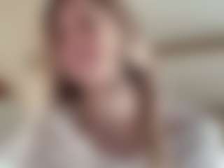 Chloe Shows Live-Sex-Cam-Show