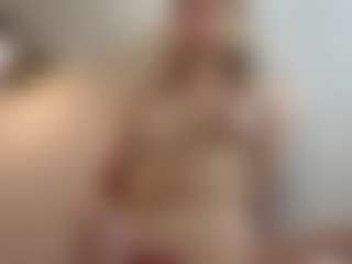 Chloe Shows Live-Sex-Cam-Show