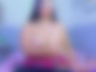 Live cam show with curvybuffgirllll - Flashing on Camsoda