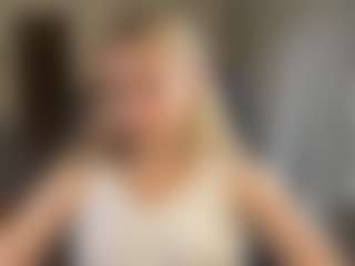 Live cam show with MilaHill - Kisses on TeamSkeetLive