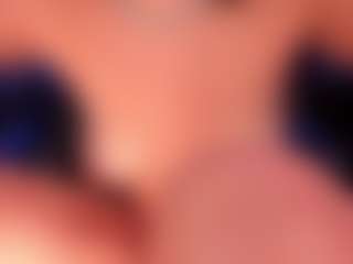 Live cam show with CelesteMoon1 - Skinny on AdultVida.com