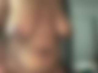 Realwetpussy32's Live Sex Cam Show