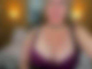 Danna38topless MILF webcam performer live streaming