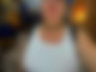 Danna38topless MILF webcam performer live streaming