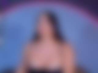 Live cam show with ReinaChloe - Athletic on StripNow