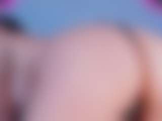 Live cam show with ReinaChloe - Shaved Pussy on CamwithHer