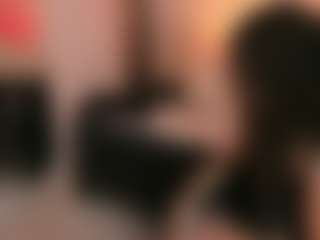 Live cam show with chloemoretix - Petite on SquirtSoMuch