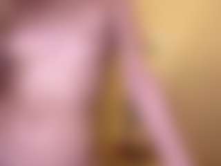 Live cam show with Mia - Petite on UwU Esports