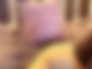 Live cam show with Brunette-Candy - Body Massage on AdultVida.com