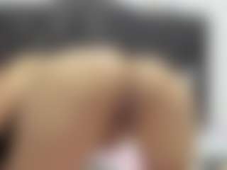naya-10 MILF webcam performer live streaming