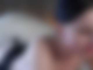 Live cam show with AndreaStranahan - Smoking on AdultVida.com