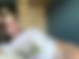 Live cam show with Auesha - Striptease on Camsoda