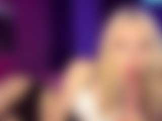 Live cam show with Adriana - Average on Livezox