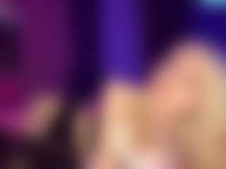 Live cam show with Adriana - Flashing on Livezox