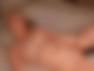 Live cam show with AmmyMoore - Moaning on AdultVida.com