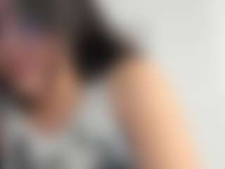 Live cam show with maggiee_1 - Nipple Piercings on Latina Girls