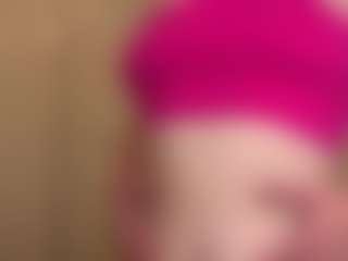 Live cam show with LucienneRelkin - Moaning on Camsoda