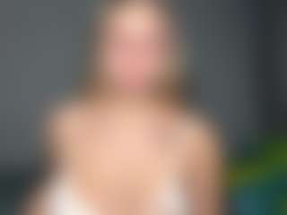 Live cam show with EvelyneGruis - Gray Eyes on Uber Horny