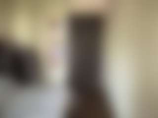 Live cam show with Ellie - Smoking on AdultVida.com