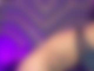 Live cam show with AmiraJones - Ebony Teen (18+) on Camsoda