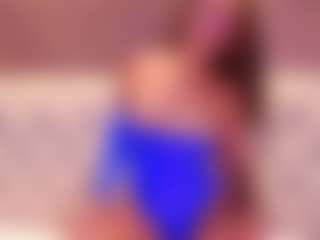 Live cam show with Kinsleybrown - Curly Hair on StripNow