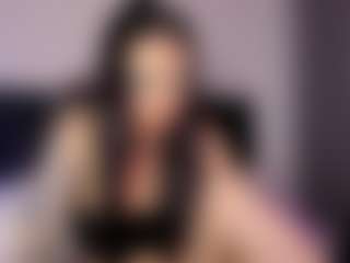 Live cam show with L a u r a - Nipple Piercings on StripNow