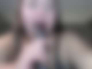 Live cam show with Krispyshot - Green Eyes on xheatlive.com
