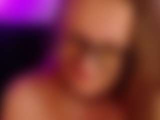 Live cam show with SiennaShinee - Middle Aged on fapnchat